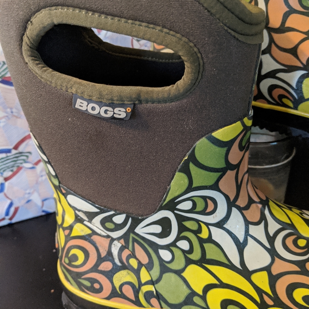 Bogs classic mid boots.